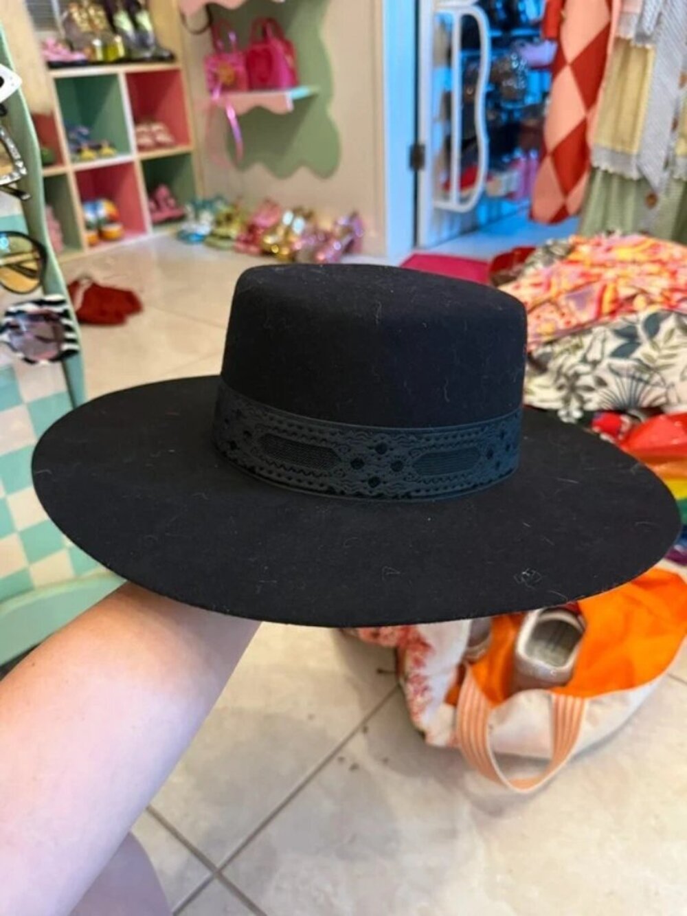 Lack of color size 57cm the sierra hat has tags